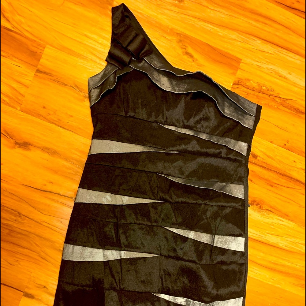 Size 14 super cute and very comfy cocktail or homecoming dress.